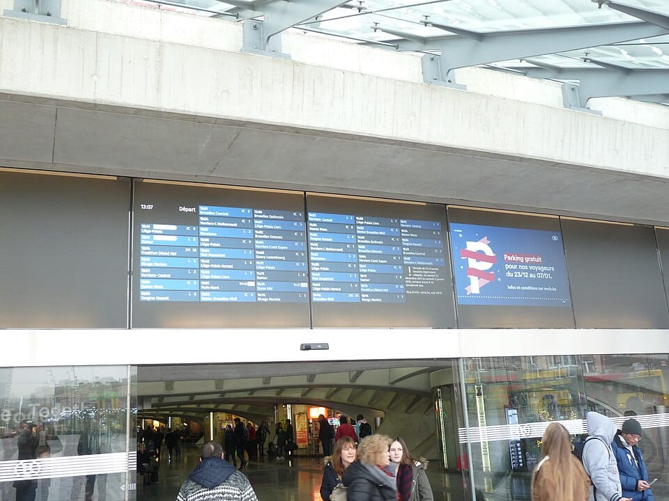 Samsung Display Begins Mass Production of OLED Panels for Laptops